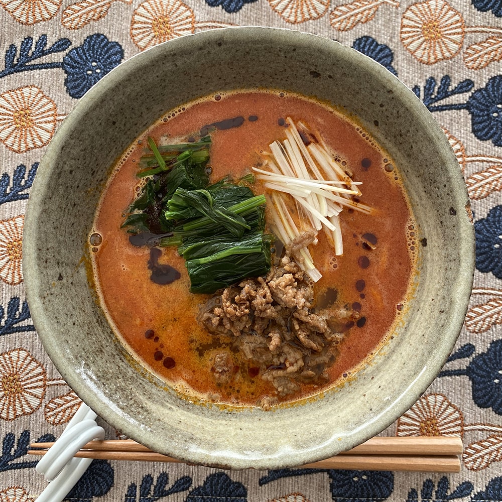 坦々麺は濃厚な胡麻の風味を感じながら、自家製ラー油をプラスして。