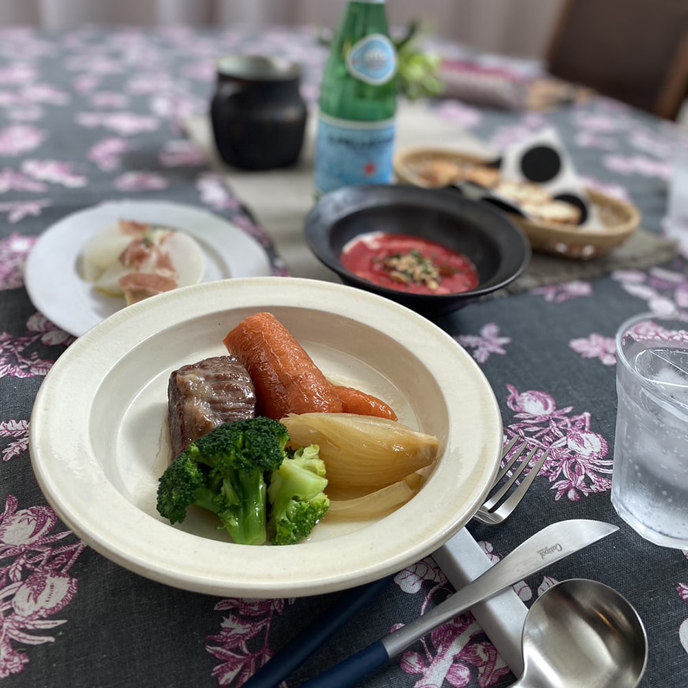 ビールで煮込んだ牛肉は柔らかく、食卓がパッと華やかになるおしゃれな一皿でした。