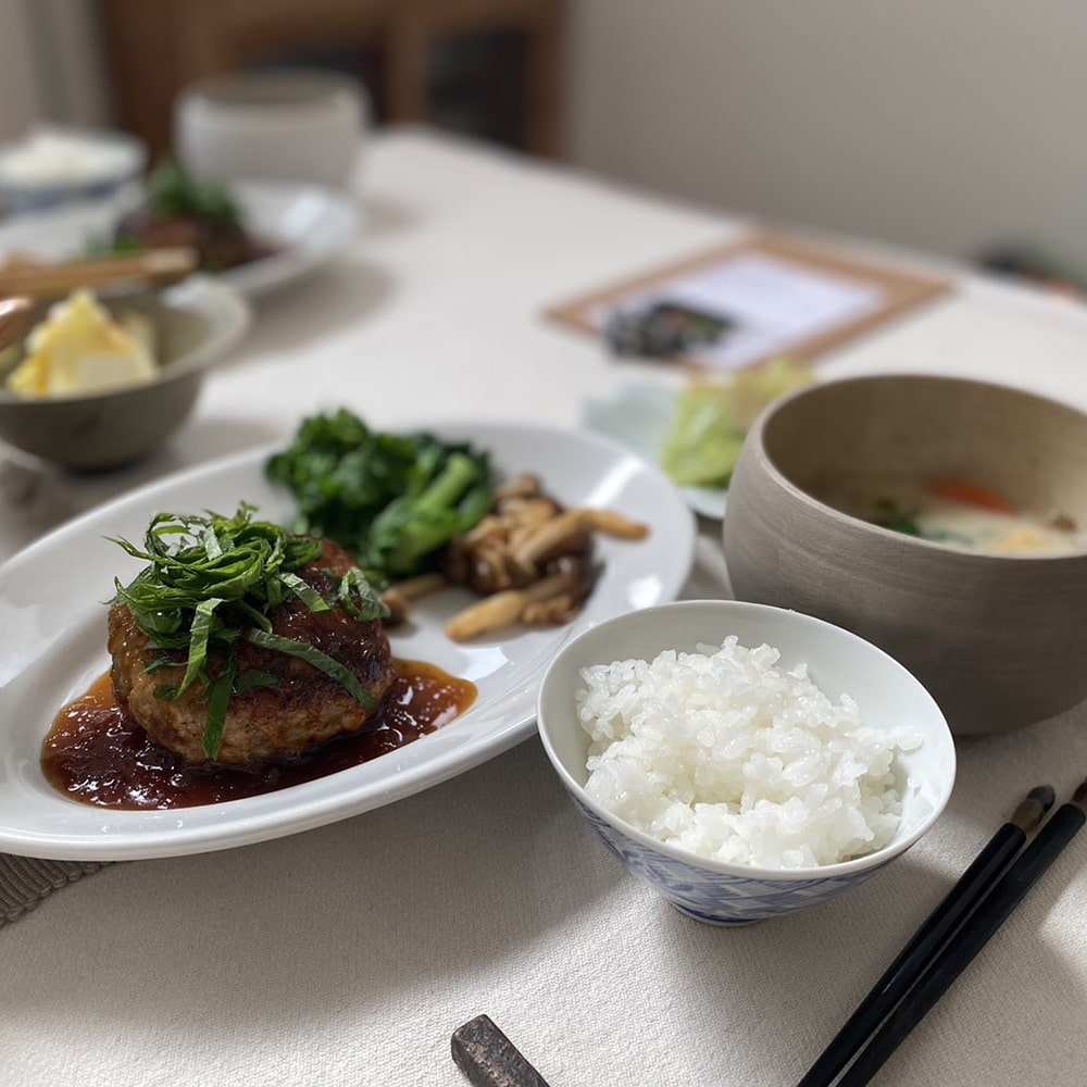 定番のハンバーグはすり下ろしたタマネギで作ったソースをかけて。