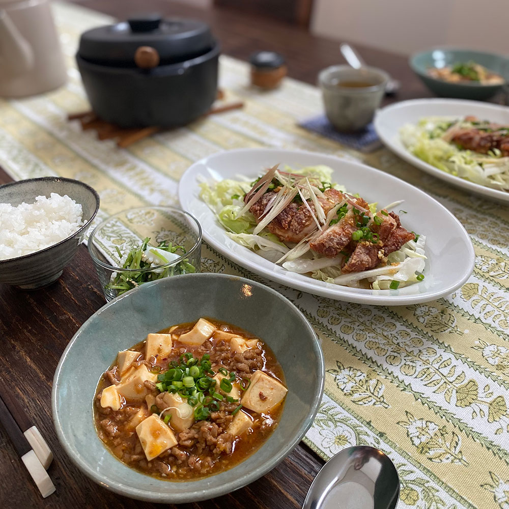 この季節に出廻るそら豆を発酵調味料の豆板醤に。半年寝かして完成です。