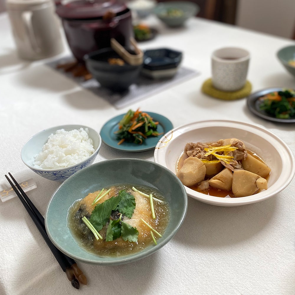 ホクホクの里芋の煮ころがしとピリリと刺激のある菊菜の辛子和え。鰆のおろしあんかけはちょっと贅沢な冬の一皿となりました。