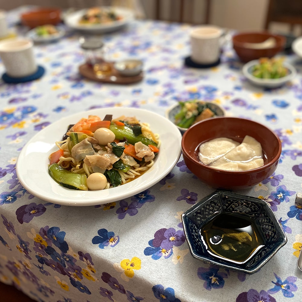生地から作った水餃子は食べ応え抜群。具だくさんのあんかけ焼きそばは寒い季節にぴったりでした。