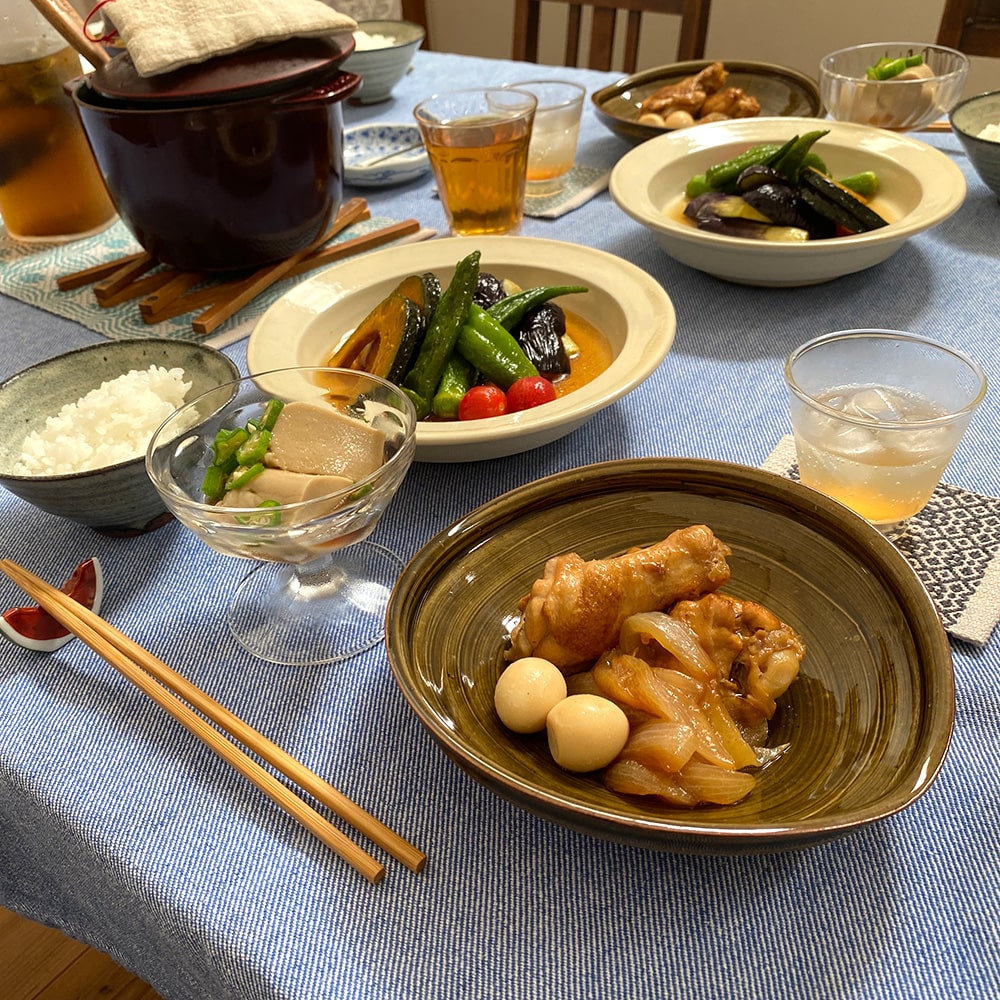 暑さで食欲がなくなりがちな夏。鶏手羽元はお酢を加えて煮るとさっぱりとした味付けに。