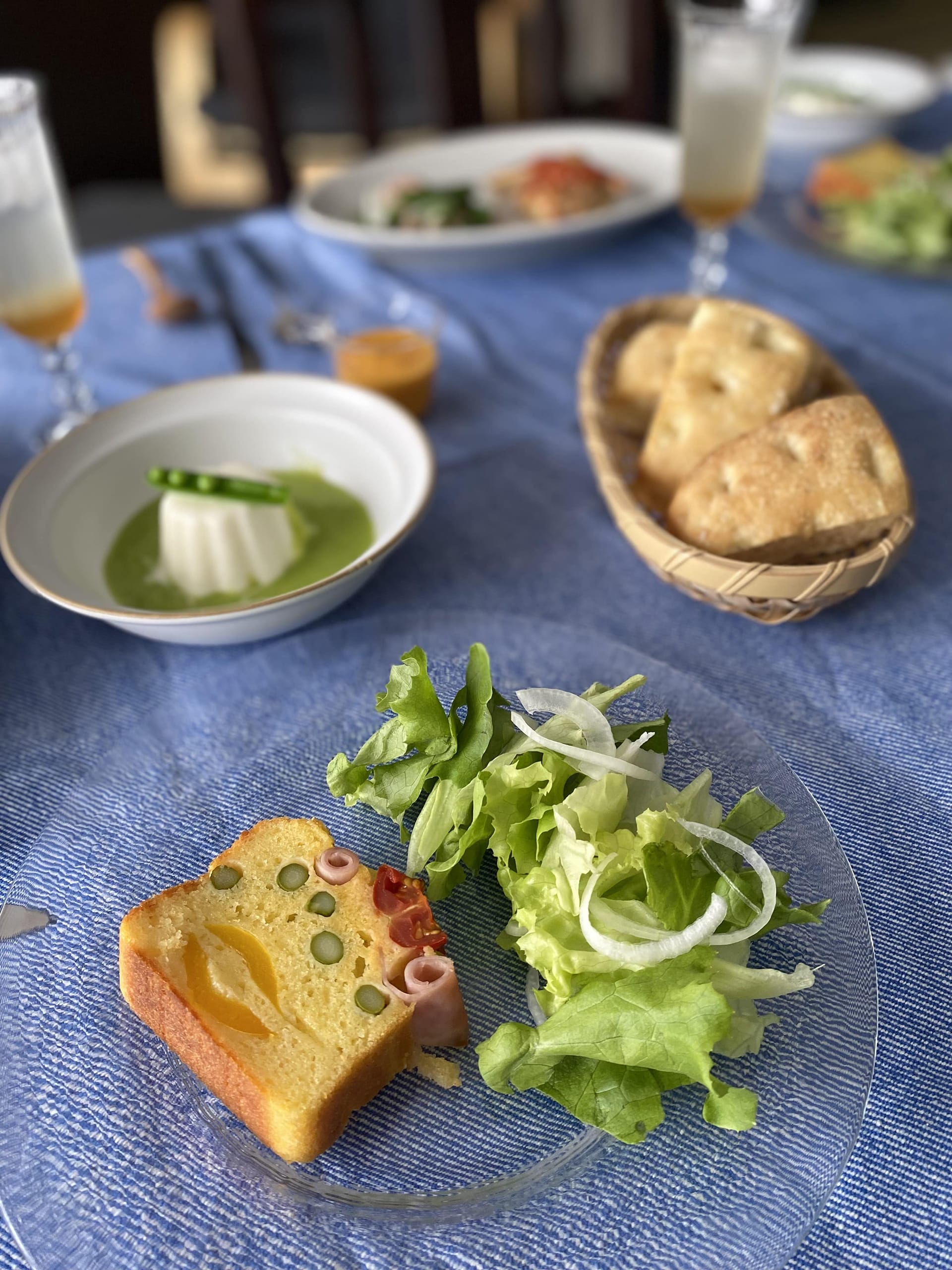 フワフワのフォカッチャ、この季節に美味しい新玉ねぎはパンナコッタに。