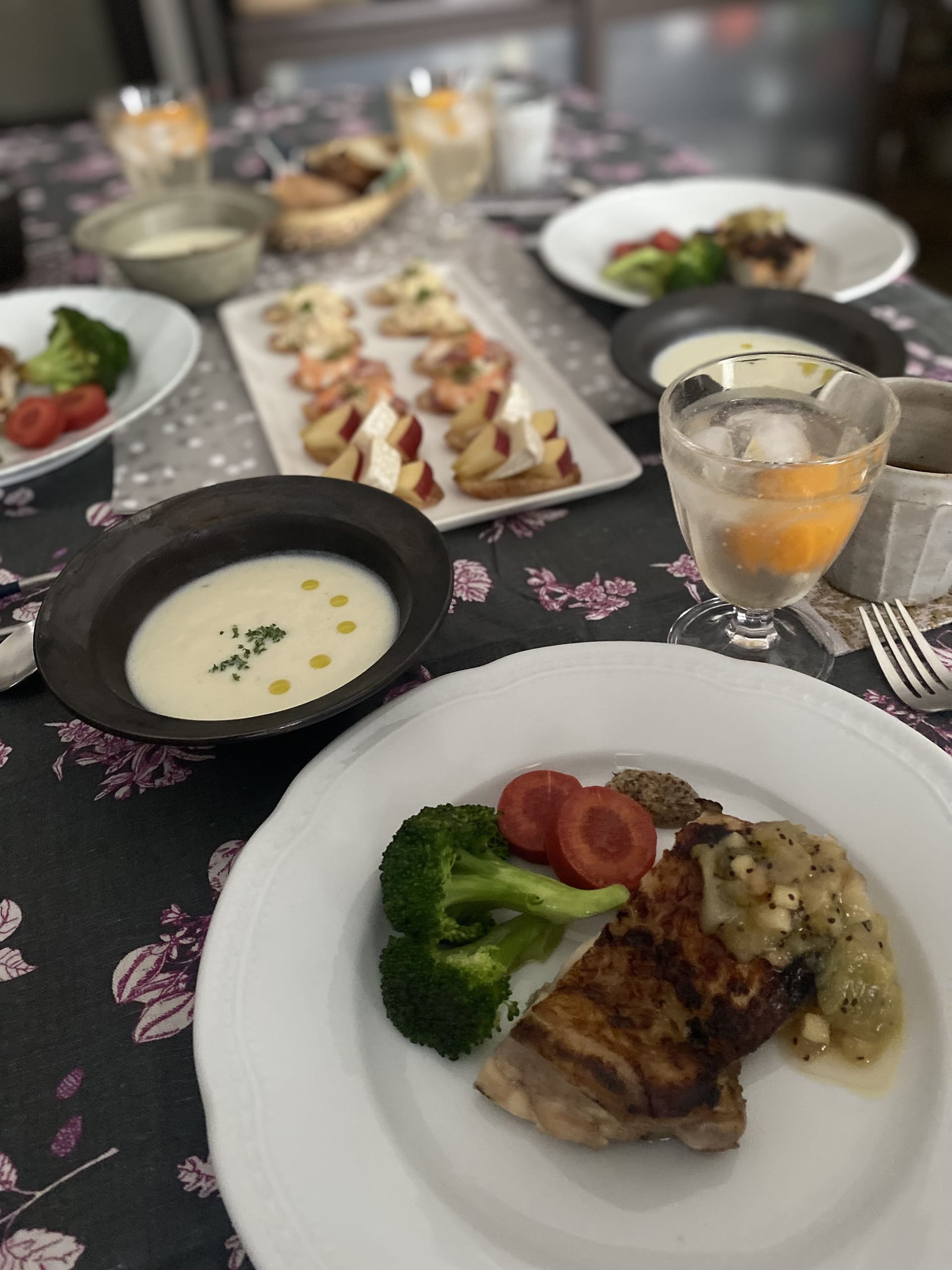 クリスマスを意識して鶏もも肉のソテー。カナッペも用意してパーティ気分。
