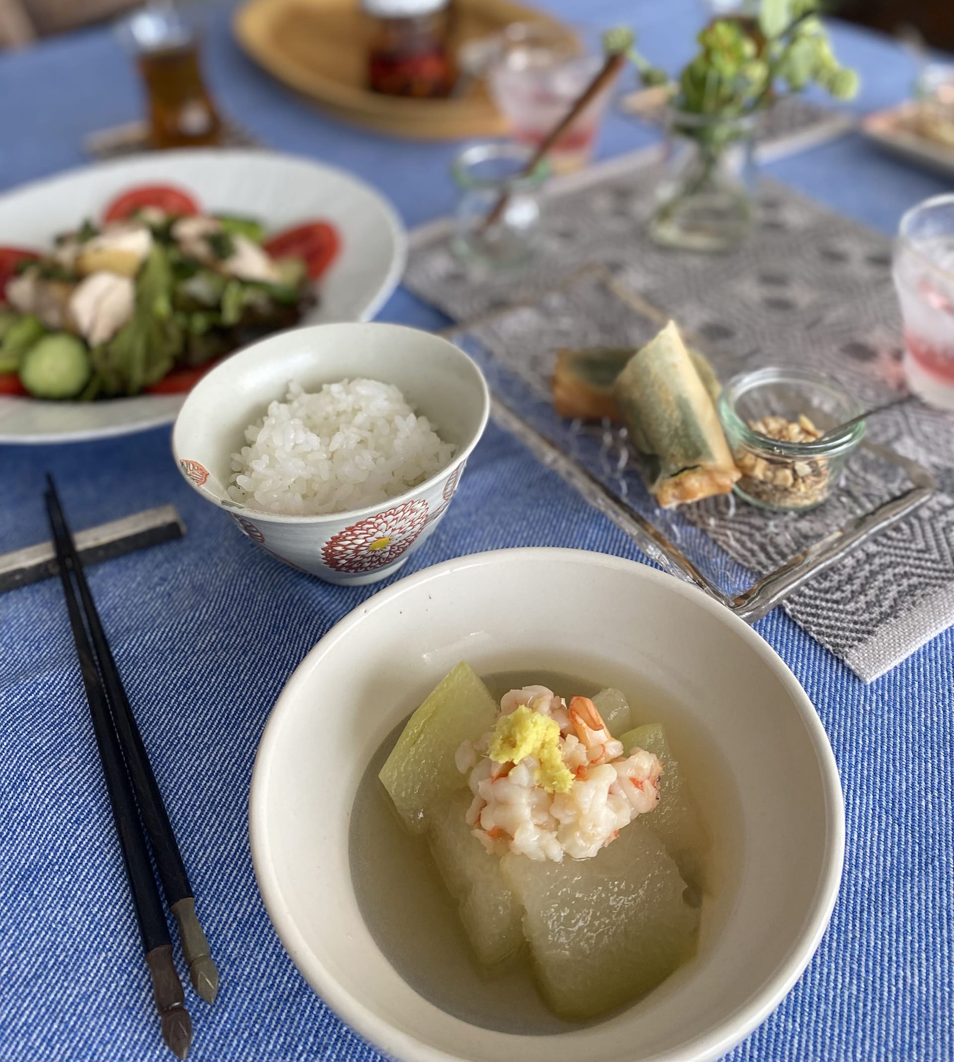 夏にたくさん出回る冬瓜は海老と一緒に優しくたき上げました。